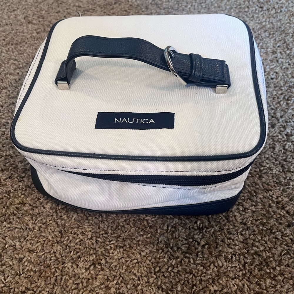 Nautica Travel Bag White/ Blue Adjustable Handle Toiletries 9โX 7 1/2โ